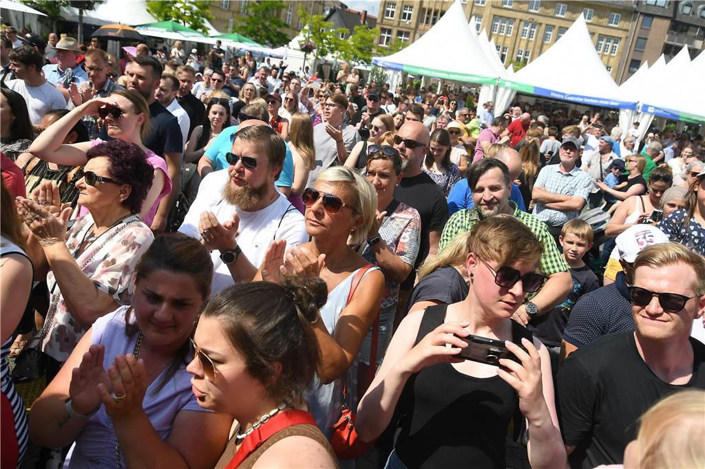 Die Tanz Etage bot dem Publikum eine bunte Mischung aus Ballett, Jazz, Hip Hop, Kindertanz Modern Dance und Dancehall, ehe sie später von den Tänzerinnen und Tänzern von Dance City abgelöst wurden. Musikalisch wurde es dann ab 16.30 Uhr, als das Duo Viva l‘amour Klassiker aus allen Jahrzehnten seit den 50er Jahren zum Besten gegeben hat. Bis knapp 22 Uhr konnte im Anschluss noch geschlemmt werden.