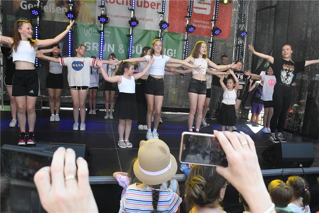 Die Tanz Etage bot dem Publikum eine bunte Mischung aus Ballett, Jazz, Hip Hop, Kindertanz Modern Dance und Dancehall, ehe sie später von den Tänzerinnen und Tänzern von Dance City abgelöst wurden. Musikalisch wurde es dann ab 16.30 Uhr, als das Duo Viva l‘amour Klassiker aus allen Jahrzehnten seit den 50er Jahren zum Besten gegeben hat. Bis knapp 22 Uhr konnte im Anschluss noch geschlemmt werden.