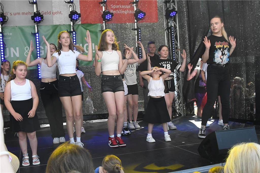 Die Tanz Etage bot dem Publikum eine bunte Mischung aus Ballett, Jazz, Hip Hop, Kindertanz Modern Dance und Dancehall, ehe sie später von den Tänzerinnen und Tänzern von Dance City abgelöst wurden. Musikalisch wurde es dann ab 16.30 Uhr, als das Duo Viva l‘amour Klassiker aus allen Jahrzehnten seit den 50er Jahren zum Besten gegeben hat. Bis knapp 22 Uhr konnte im Anschluss noch geschlemmt werden.