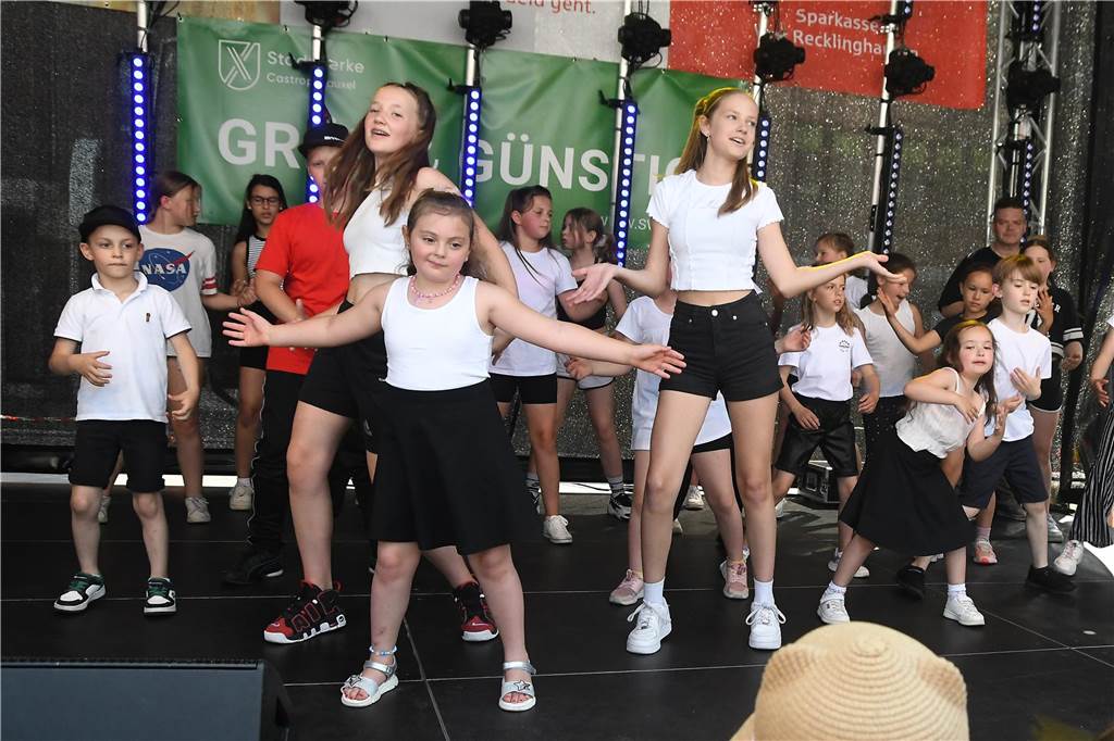 Die Tanz Etage bot dem Publikum eine bunte Mischung aus Ballett, Jazz, Hip Hop, Kindertanz Modern Dance und Dancehall, ehe sie später von den Tänzerinnen und Tänzern von Dance City abgelöst wurden. Musikalisch wurde es dann ab 16.30 Uhr, als das Duo Viva l‘amour Klassiker aus allen Jahrzehnten seit den 50er Jahren zum Besten gegeben hat. Bis knapp 22 Uhr konnte im Anschluss noch geschlemmt werden.