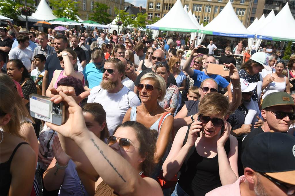 Die Tanz Etage bot dem Publikum eine bunte Mischung aus Ballett, Jazz, Hip Hop, Kindertanz Modern Dance und Dancehall, ehe sie später von den Tänzerinnen und Tänzern von Dance City abgelöst wurden. Musikalisch wurde es dann ab 16.30 Uhr, als das Duo Viva l‘amour Klassiker aus allen Jahrzehnten seit den 50er Jahren zum Besten gegeben hat. Bis knapp 22 Uhr konnte im Anschluss noch geschlemmt werden.