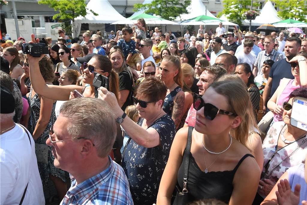 Die Tanz Etage bot dem Publikum eine bunte Mischung aus Ballett, Jazz, Hip Hop, Kindertanz Modern Dance und Dancehall, ehe sie später von den Tänzerinnen und Tänzern von Dance City abgelöst wurden. Musikalisch wurde es dann ab 16.30 Uhr, als das Duo Viva l‘amour Klassiker aus allen Jahrzehnten seit den 50er Jahren zum Besten gegeben hat. Bis knapp 22 Uhr konnte im Anschluss noch geschlemmt werden.
