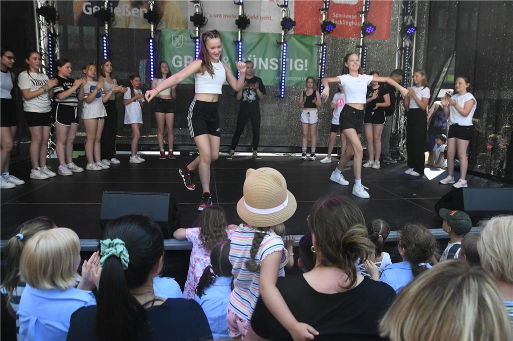 Die Tanz Etage bot dem Publikum eine bunte Mischung aus Ballett, Jazz, Hip Hop, Kindertanz Modern Dance und Dancehall, ehe sie später von den Tänzerinnen und Tänzern von Dance City abgelöst wurden. Musikalisch wurde es dann ab 16.30 Uhr, als das Duo Viva l‘amour Klassiker aus allen Jahrzehnten seit den 50er Jahren zum Besten gegeben hat. Bis knapp 22 Uhr konnte im Anschluss noch geschlemmt werden.