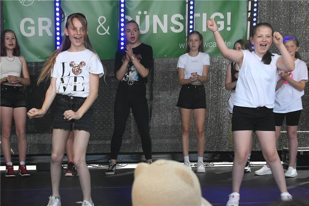 Die Tanz Etage bot dem Publikum eine bunte Mischung aus Ballett, Jazz, Hip Hop, Kindertanz Modern Dance und Dancehall, ehe sie später von den Tänzerinnen und Tänzern von Dance City abgelöst wurden. Musikalisch wurde es dann ab 16.30 Uhr, als das Duo Viva l‘amour Klassiker aus allen Jahrzehnten seit den 50er Jahren zum Besten gegeben hat. Bis knapp 22 Uhr konnte im Anschluss noch geschlemmt werden.