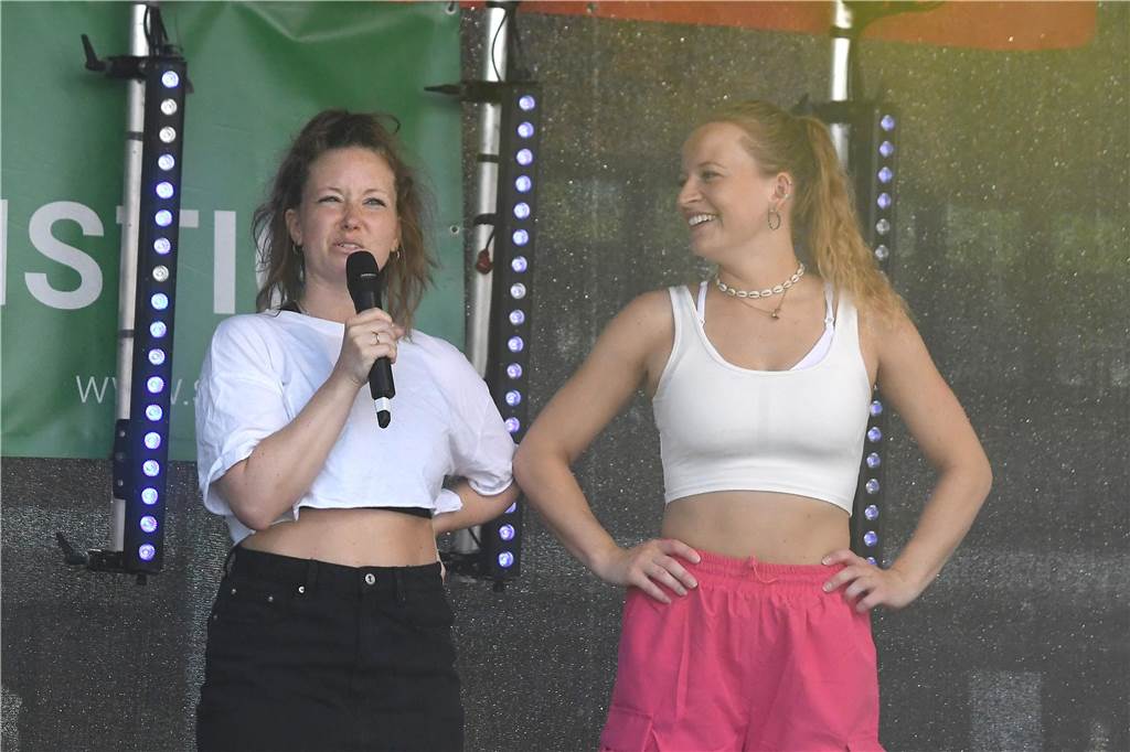 Die Tanz Etage bot dem Publikum eine bunte Mischung aus Ballett, Jazz, Hip Hop, Kindertanz Modern Dance und Dancehall, ehe sie später von den Tänzerinnen und Tänzern von Dance City abgelöst wurden. Musikalisch wurde es dann ab 16.30 Uhr, als das Duo Viva l‘amour Klassiker aus allen Jahrzehnten seit den 50er Jahren zum Besten gegeben hat. Bis knapp 22 Uhr konnte im Anschluss noch geschlemmt werden.