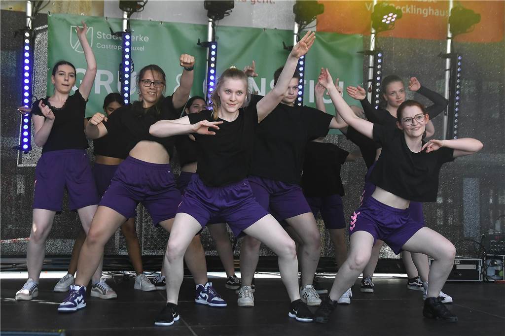 Die Tanz Etage bot dem Publikum eine bunte Mischung aus Ballett, Jazz, Hip Hop, Kindertanz Modern Dance und Dancehall, ehe sie später von den Tänzerinnen und Tänzern von Dance City abgelöst wurden. Musikalisch wurde es dann ab 16.30 Uhr, als das Duo Viva l‘amour Klassiker aus allen Jahrzehnten seit den 50er Jahren zum Besten gegeben hat. Bis knapp 22 Uhr konnte im Anschluss noch geschlemmt werden.