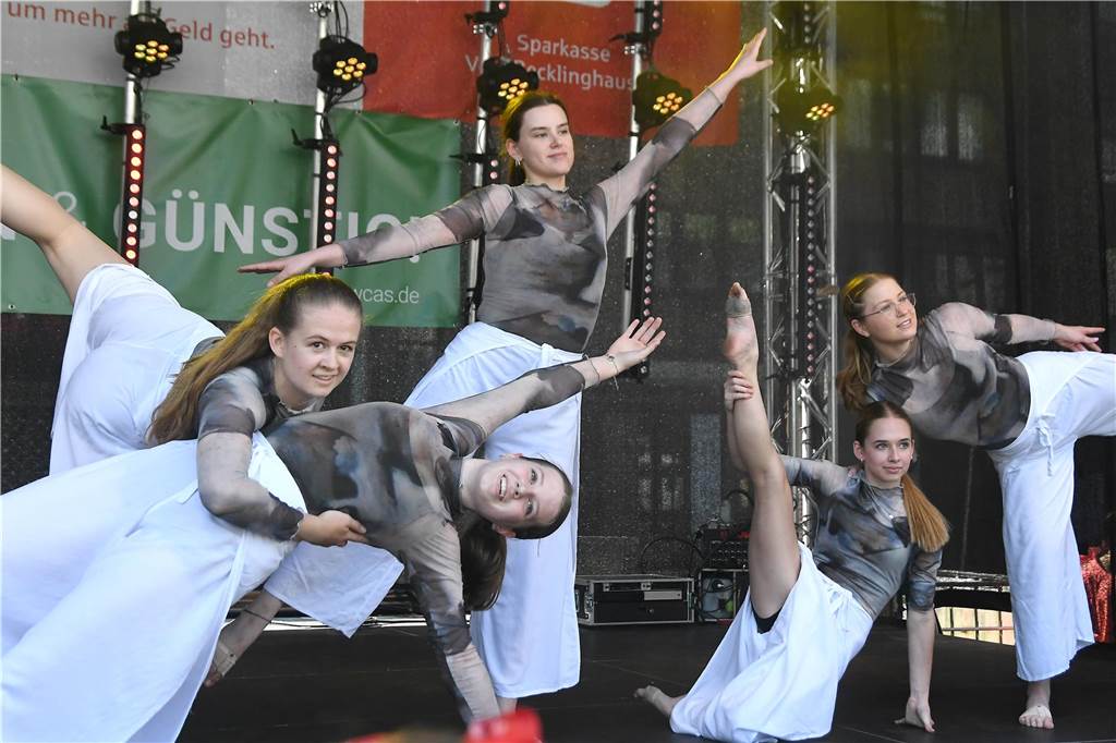 Die Tanz Etage bot dem Publikum eine bunte Mischung aus Ballett, Jazz, Hip Hop, Kindertanz Modern Dance und Dancehall, ehe sie später von den Tänzerinnen und Tänzern von Dance City abgelöst wurden. Musikalisch wurde es dann ab 16.30 Uhr, als das Duo Viva l‘amour Klassiker aus allen Jahrzehnten seit den 50er Jahren zum Besten gegeben hat. Bis knapp 22 Uhr konnte im Anschluss noch geschlemmt werden.