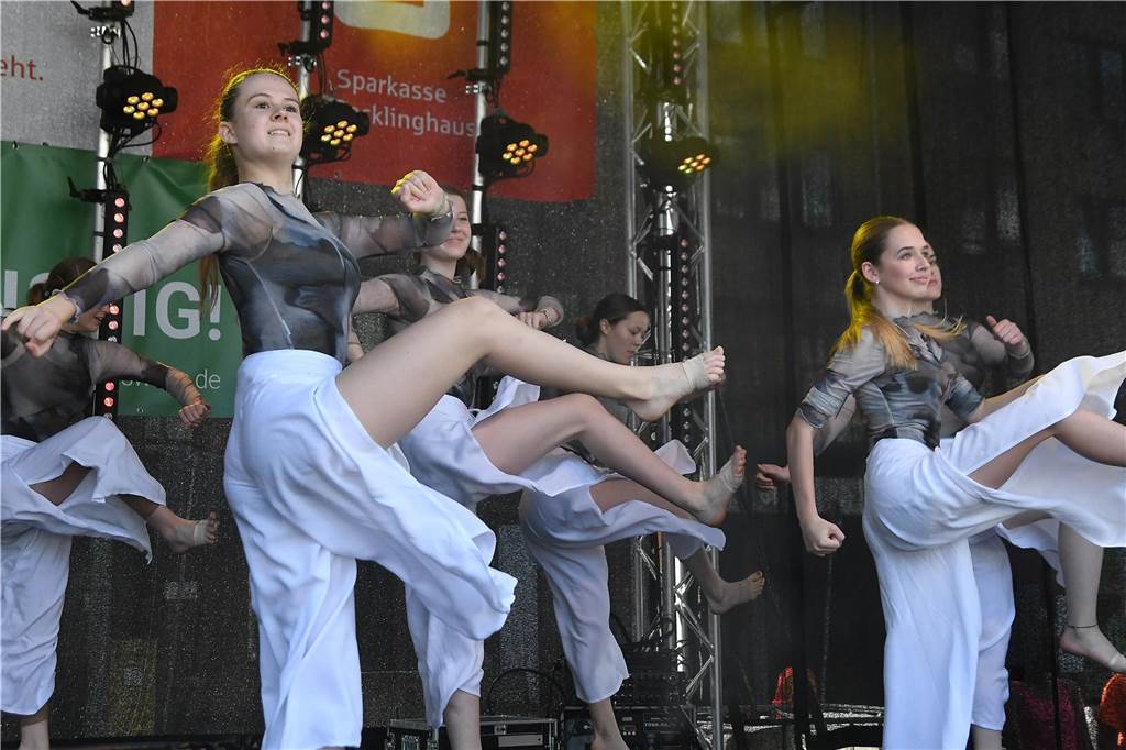 Die Tanz Etage bot dem Publikum eine bunte Mischung aus Ballett, Jazz, Hip Hop, Kindertanz Modern Dance und Dancehall, ehe sie später von den Tänzerinnen und Tänzern von Dance City abgelöst wurden. Musikalisch wurde es dann ab 16.30 Uhr, als das Duo Viva l‘amour Klassiker aus allen Jahrzehnten seit den 50er Jahren zum Besten gegeben hat. Bis knapp 22 Uhr konnte im Anschluss noch geschlemmt werden.