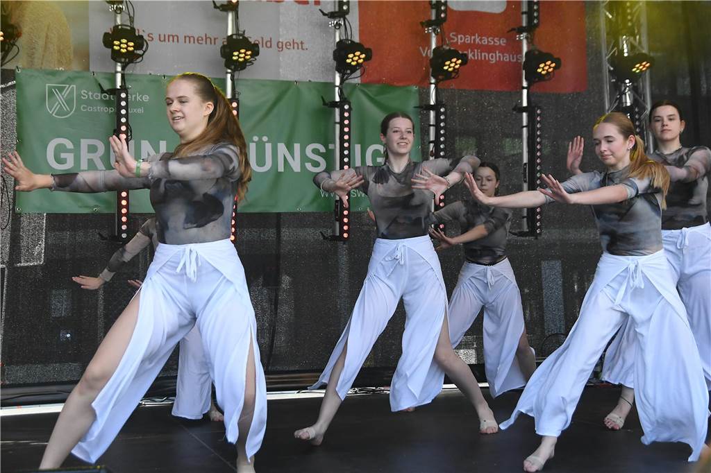 Die Tanz Etage bot dem Publikum eine bunte Mischung aus Ballett, Jazz, Hip Hop, Kindertanz Modern Dance und Dancehall, ehe sie später von den Tänzerinnen und Tänzern von Dance City abgelöst wurden. Musikalisch wurde es dann ab 16.30 Uhr, als das Duo Viva l‘amour Klassiker aus allen Jahrzehnten seit den 50er Jahren zum Besten gegeben hat. Bis knapp 22 Uhr konnte im Anschluss noch geschlemmt werden.