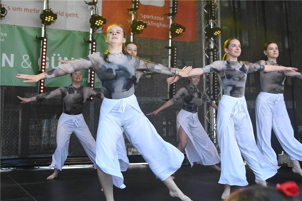 Die Tanz Etage bot dem Publikum eine bunte Mischung aus Ballett, Jazz, Hip Hop, Kindertanz Modern Dance und Dancehall, ehe sie später von den Tänzerinnen und Tänzern von Dance City abgelöst wurden. Musikalisch wurde es dann ab 16.30 Uhr, als das Duo Viva l‘amour Klassiker aus allen Jahrzehnten seit den 50er Jahren zum Besten gegeben hat. Bis knapp 22 Uhr konnte im Anschluss noch geschlemmt werden.