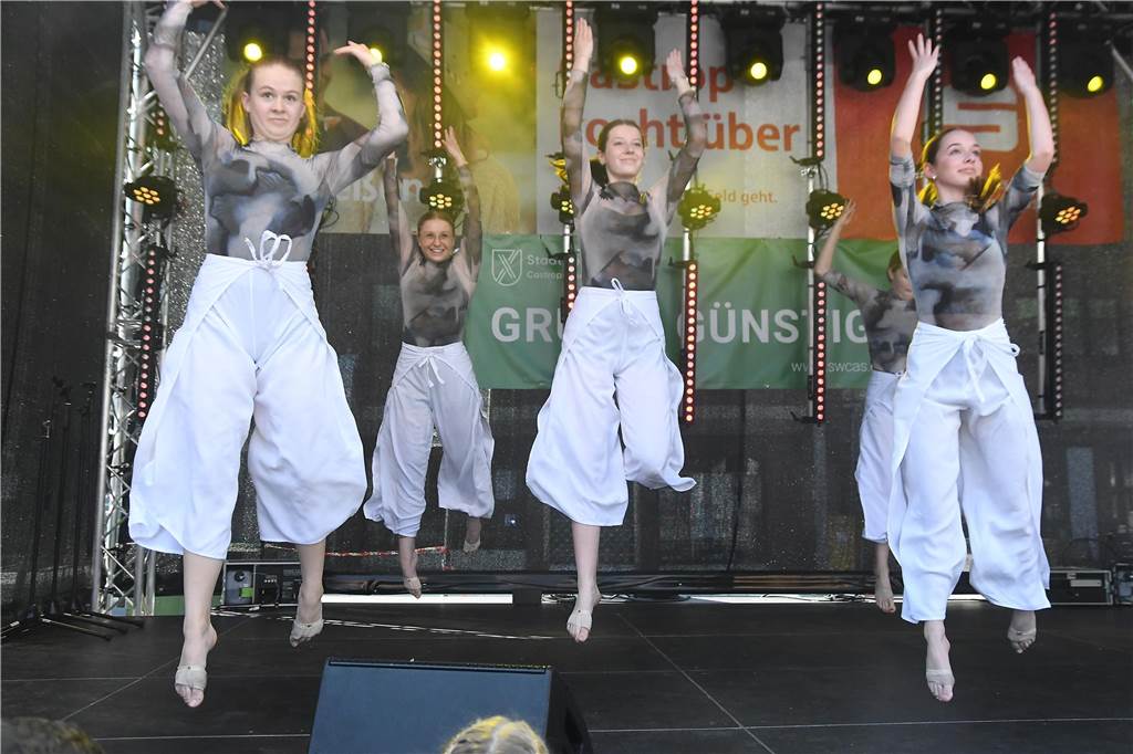 Die Tanz Etage bot dem Publikum eine bunte Mischung aus Ballett, Jazz, Hip Hop, Kindertanz Modern Dance und Dancehall, ehe sie später von den Tänzerinnen und Tänzern von Dance City abgelöst wurden. Musikalisch wurde es dann ab 16.30 Uhr, als das Duo Viva l‘amour Klassiker aus allen Jahrzehnten seit den 50er Jahren zum Besten gegeben hat. Bis knapp 22 Uhr konnte im Anschluss noch geschlemmt werden.