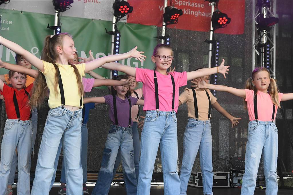 Die Tanz Etage bot dem Publikum eine bunte Mischung aus Ballett, Jazz, Hip Hop, Kindertanz Modern Dance und Dancehall, ehe sie später von den Tänzerinnen und Tänzern von Dance City abgelöst wurden. Musikalisch wurde es dann ab 16.30 Uhr, als das Duo Viva l‘amour Klassiker aus allen Jahrzehnten seit den 50er Jahren zum Besten gegeben hat. Bis knapp 22 Uhr konnte im Anschluss noch geschlemmt werden.