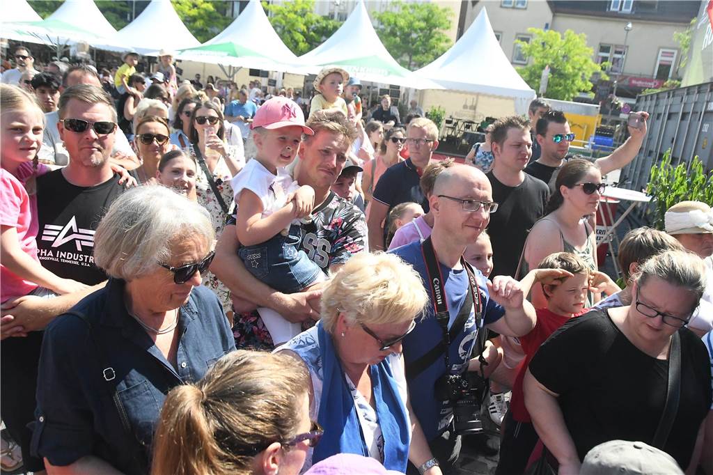 Die Tanz Etage bot dem Publikum eine bunte Mischung aus Ballett, Jazz, Hip Hop, Kindertanz Modern Dance und Dancehall, ehe sie später von den Tänzerinnen und Tänzern von Dance City abgelöst wurden. Musikalisch wurde es dann ab 16.30 Uhr, als das Duo Viva l‘amour Klassiker aus allen Jahrzehnten seit den 50er Jahren zum Besten gegeben hat. Bis knapp 22 Uhr konnte im Anschluss noch geschlemmt werden.