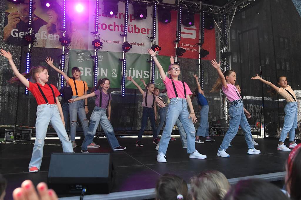 Die Tanz Etage bot dem Publikum eine bunte Mischung aus Ballett, Jazz, Hip Hop, Kindertanz Modern Dance und Dancehall, ehe sie später von den Tänzerinnen und Tänzern von Dance City abgelöst wurden. Musikalisch wurde es dann ab 16.30 Uhr, als das Duo Viva l‘amour Klassiker aus allen Jahrzehnten seit den 50er Jahren zum Besten gegeben hat. Bis knapp 22 Uhr konnte im Anschluss noch geschlemmt werden.