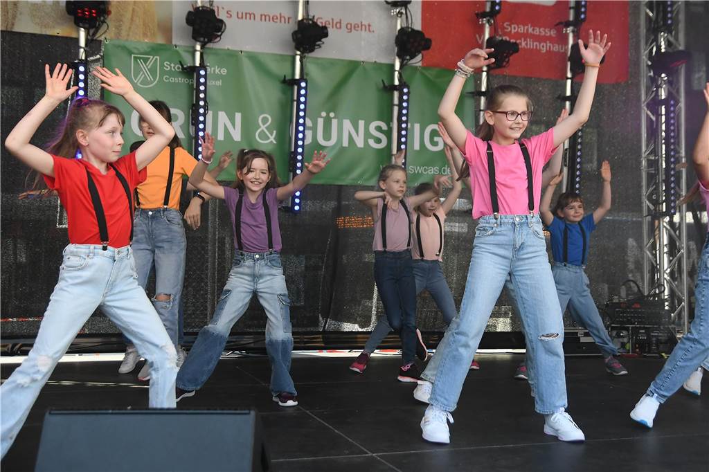 Die Tanz Etage bot dem Publikum eine bunte Mischung aus Ballett, Jazz, Hip Hop, Kindertanz Modern Dance und Dancehall, ehe sie später von den Tänzerinnen und Tänzern von Dance City abgelöst wurden. Musikalisch wurde es dann ab 16.30 Uhr, als das Duo Viva l‘amour Klassiker aus allen Jahrzehnten seit den 50er Jahren zum Besten gegeben hat. Bis knapp 22 Uhr konnte im Anschluss noch geschlemmt werden.