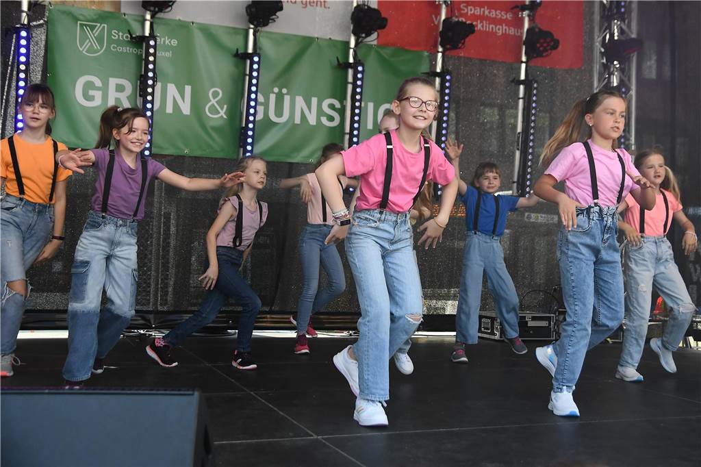 Die Tanz Etage bot dem Publikum eine bunte Mischung aus Ballett, Jazz, Hip Hop, Kindertanz Modern Dance und Dancehall, ehe sie später von den Tänzerinnen und Tänzern von Dance City abgelöst wurden. Musikalisch wurde es dann ab 16.30 Uhr, als das Duo Viva l‘amour Klassiker aus allen Jahrzehnten seit den 50er Jahren zum Besten gegeben hat. Bis knapp 22 Uhr konnte im Anschluss noch geschlemmt werden.