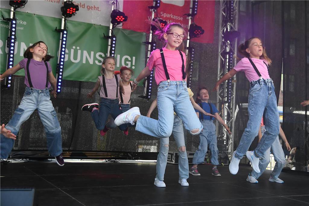 Die Tanz Etage bot dem Publikum eine bunte Mischung aus Ballett, Jazz, Hip Hop, Kindertanz Modern Dance und Dancehall, ehe sie später von den Tänzerinnen und Tänzern von Dance City abgelöst wurden. Musikalisch wurde es dann ab 16.30 Uhr, als das Duo Viva l‘amour Klassiker aus allen Jahrzehnten seit den 50er Jahren zum Besten gegeben hat. Bis knapp 22 Uhr konnte im Anschluss noch geschlemmt werden.