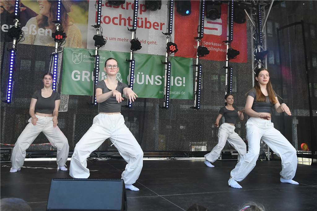 Die Tanz Etage bot dem Publikum eine bunte Mischung aus Ballett, Jazz, Hip Hop, Kindertanz Modern Dance und Dancehall, ehe sie später von den Tänzerinnen und Tänzern von Dance City abgelöst wurden. Musikalisch wurde es dann ab 16.30 Uhr, als das Duo Viva l‘amour Klassiker aus allen Jahrzehnten seit den 50er Jahren zum Besten gegeben hat. Bis knapp 22 Uhr konnte im Anschluss noch geschlemmt werden.