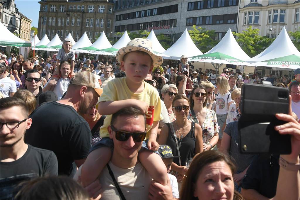 Die Tanz Etage bot dem Publikum eine bunte Mischung aus Ballett, Jazz, Hip Hop, Kindertanz Modern Dance und Dancehall, ehe sie später von den Tänzerinnen und Tänzern von Dance City abgelöst wurden. Musikalisch wurde es dann ab 16.30 Uhr, als das Duo Viva l‘amour Klassiker aus allen Jahrzehnten seit den 50er Jahren zum Besten gegeben hat. Bis knapp 22 Uhr konnte im Anschluss noch geschlemmt werden.