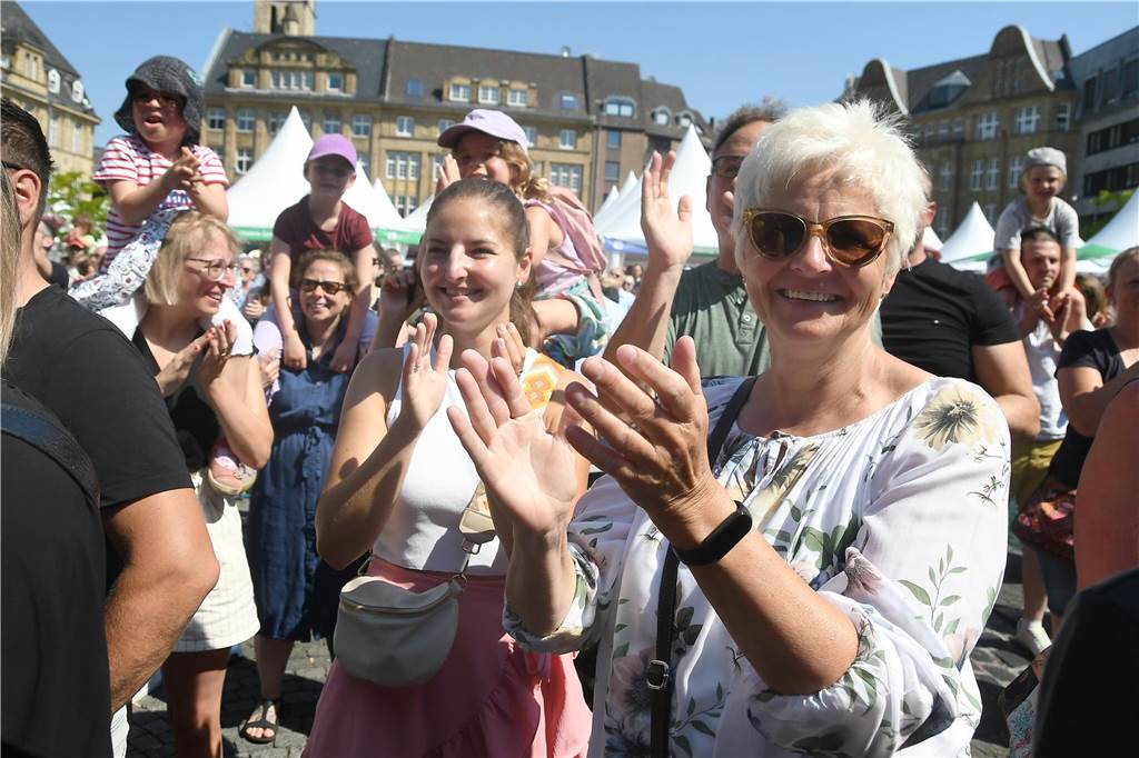 Die Tanz Etage bot dem Publikum eine bunte Mischung aus Ballett, Jazz, Hip Hop, Kindertanz Modern Dance und Dancehall, ehe sie später von den Tänzerinnen und Tänzern von Dance City abgelöst wurden. Musikalisch wurde es dann ab 16.30 Uhr, als das Duo Viva l‘amour Klassiker aus allen Jahrzehnten seit den 50er Jahren zum Besten gegeben hat. Bis knapp 22 Uhr konnte im Anschluss noch geschlemmt werden.
