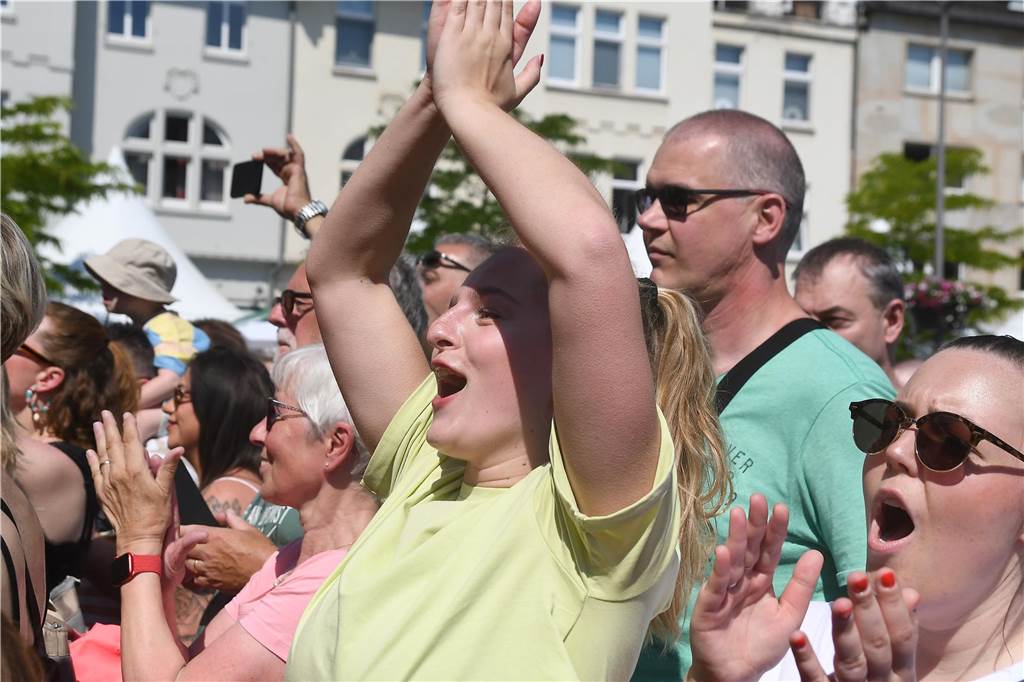 Die Tanz Etage bot dem Publikum eine bunte Mischung aus Ballett, Jazz, Hip Hop, Kindertanz Modern Dance und Dancehall, ehe sie später von den Tänzerinnen und Tänzern von Dance City abgelöst wurden. Musikalisch wurde es dann ab 16.30 Uhr, als das Duo Viva l‘amour Klassiker aus allen Jahrzehnten seit den 50er Jahren zum Besten gegeben hat. Bis knapp 22 Uhr konnte im Anschluss noch geschlemmt werden.
