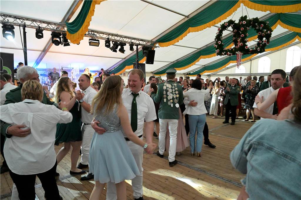 Auf dem Königsball wurde getanzt und gelacht, die Tanzfläche war voll. 