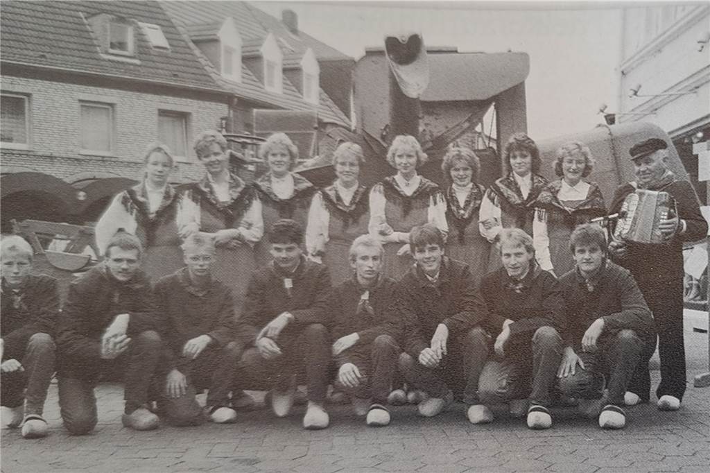 75 Jahre KLJB St. Georg Vreden – eine Geschichte mit Kunderdanz und Bierbike Die Tanzgruppe aus dem Jahr 1988 studierte noch den Kunderdanz ein.