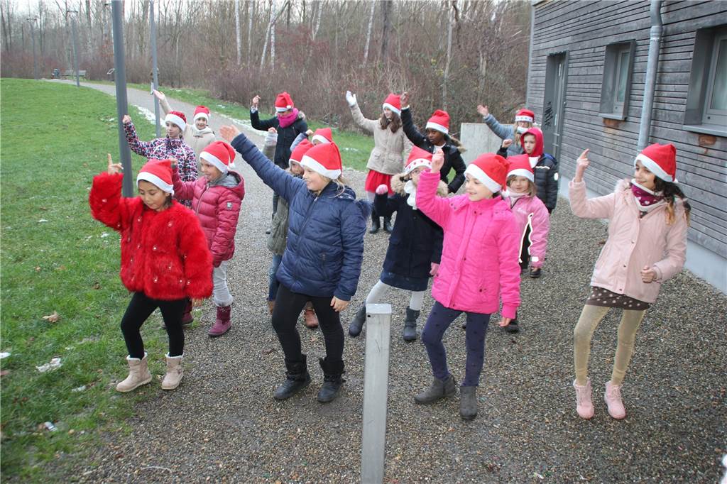 Die Tanzgruppe der OGATA-Overbergschule eröffnete 2018 am dritten Advent den Gahmener Weihnachtsmarkt.
