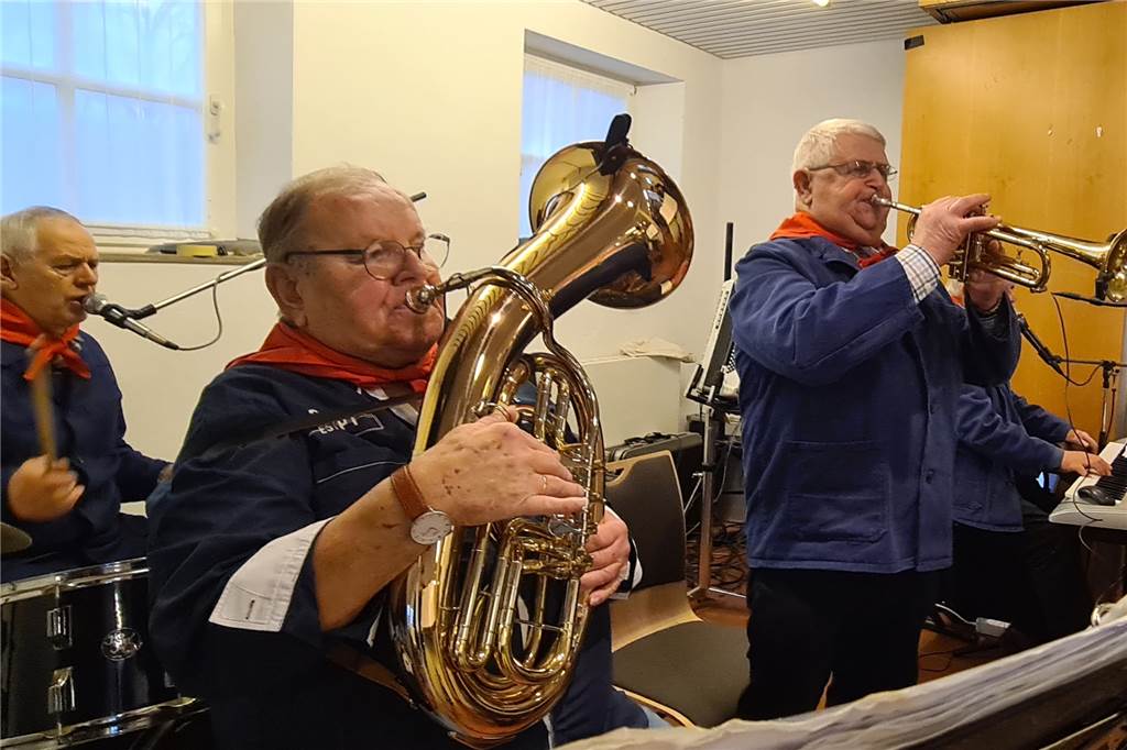Schlöffken ist zurück: Ohne Krammarkt, aber mit gelebter Tradition Die Tanzkapelle „Happy Music“ sorgte am Schlöffkenmontag für die passende Musik.
