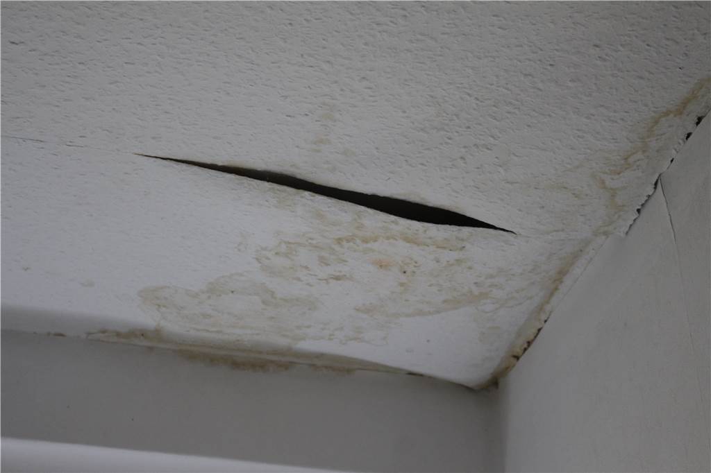 Die Tapete im Korridor wird auch nicht mehr lange an der Decke haften.