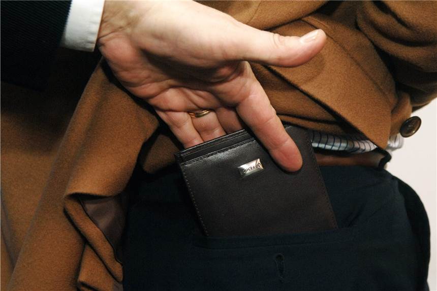 Überführung durch entscheidendes Detail - Bundespolizei stellt Taschendiebe Die Taschendiebe hatten im ICE bereits ein weiteres Opfer gefunden. (Symbolbild)