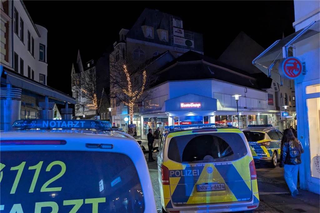 Nach Messerattacke: Erschütterung – und Dank an die Einsatzkräfte Polizeiwagen stehen in der Fußgängerzone von Schwerte.