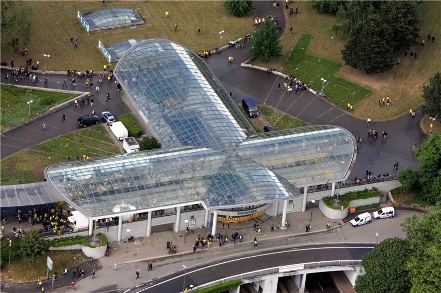 Randalierer werfen Flaschen auf Polizisten: 8 Personen festgenommen Die Tat ereignete sich im U-Bahnhof Westfalenhallen.