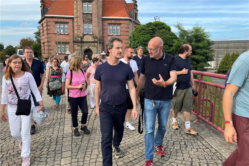 Auf Tatort-Tour mit Jörg Hartmann und Ex-OB Ullrich Sierau Jörg Hartmann mit der Gruppe am alten Hafenamt.