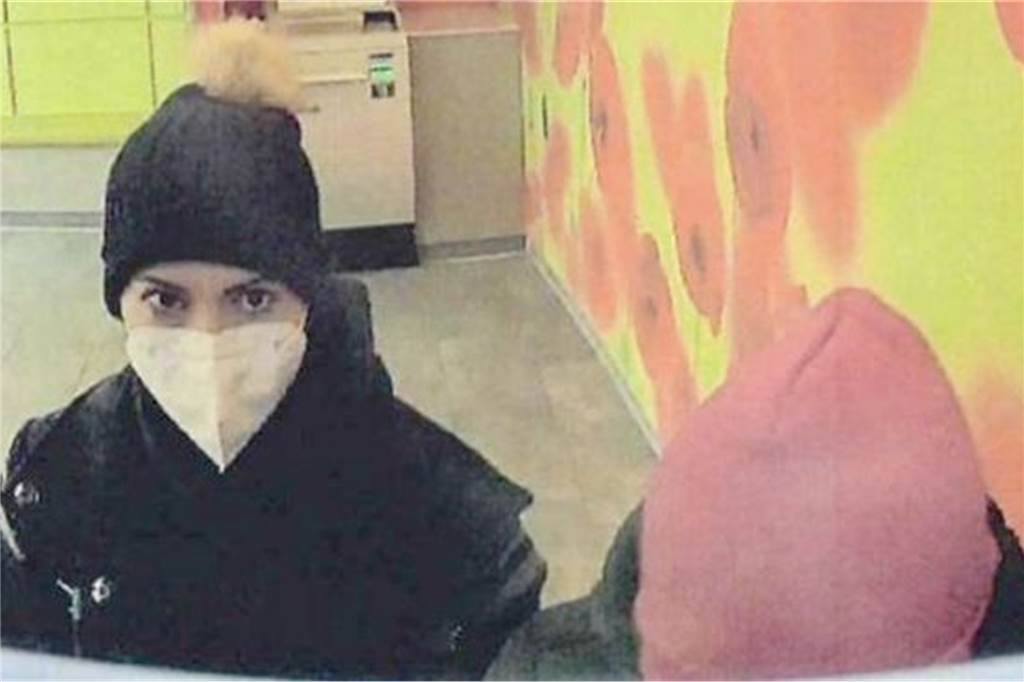 EC-Kartenbetrug in Castrop-Rauxel: Polizei sucht Tatverdächtige mit Foto Die Tatverdächtigen am Geldautomaten in Castrop-Rauxel.