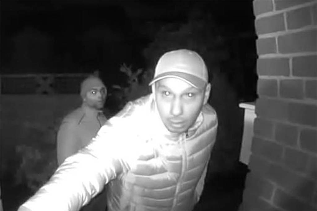 Einbruchsversuch vor laufender Kamera: Polizei sucht nach Tätern Die Tatverdächtigen wurden während des Einbruchsversuchs von einer Kamera aufgezeichnet.