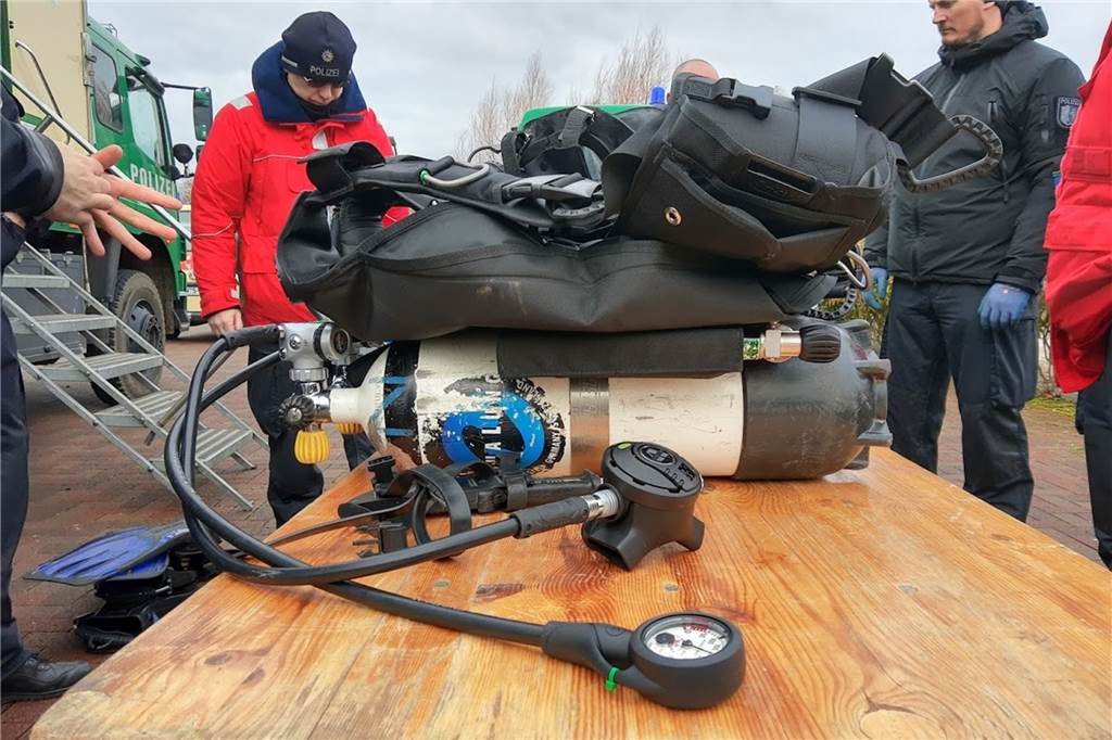 Polizei-Taucher stochern im Dunkeln auf der Suche nach der Tatwaffe der Tankstellen-Räuber Die Tauch-Ausrüstung wiegt etwa 45 Kilogramm. Im Wasser neutralisiert sich das Gewicht.