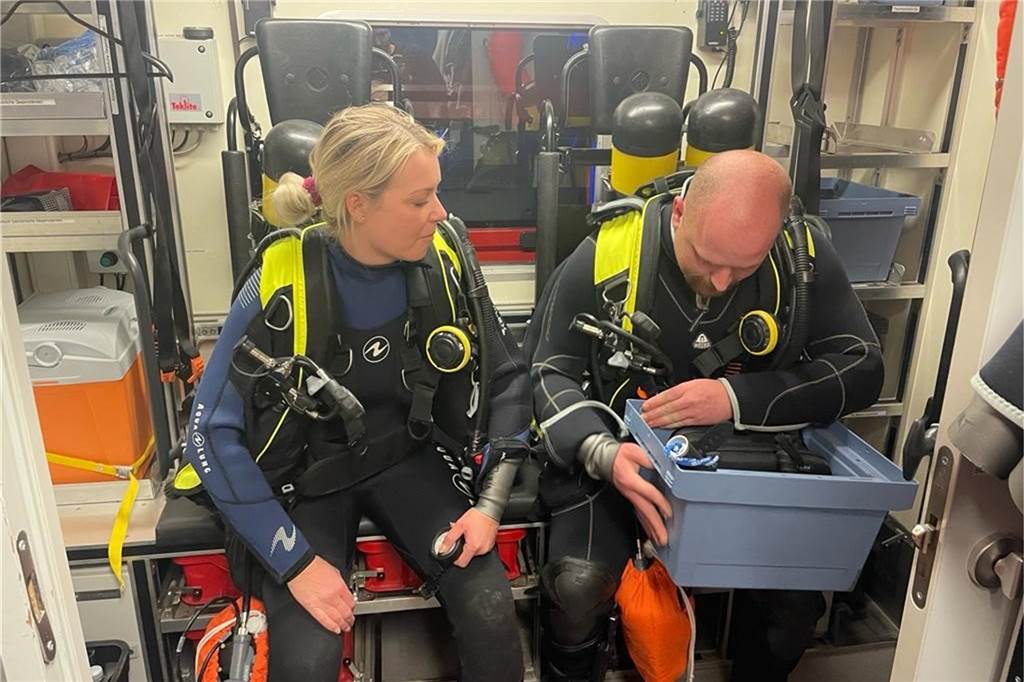 Großeinsatz der Feuerwehr: Transport aus der Lippe geborgen Die Taucherstaffeln machten sich bereit, um herauszufinden, ob sich ein Fahrzeug in der Lippe befindet.