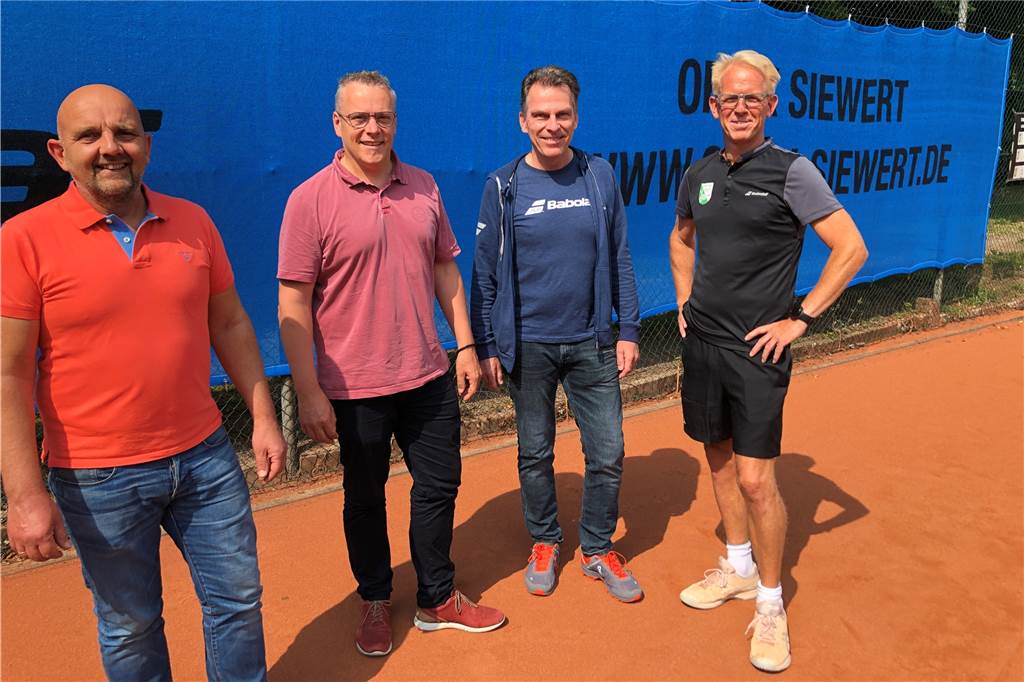 Evinger Tennisclub freut sich über kleinen Boom in der Corona-Zeit Die TC-Grävingholz-Mitglieder Uwe Planer, Frank Sievert, Carsten Ritter und Christoph Weber (v.l.) freuen sich über 15 neue Sichtplanen für die sieben Plätze des TC Grävingholz.