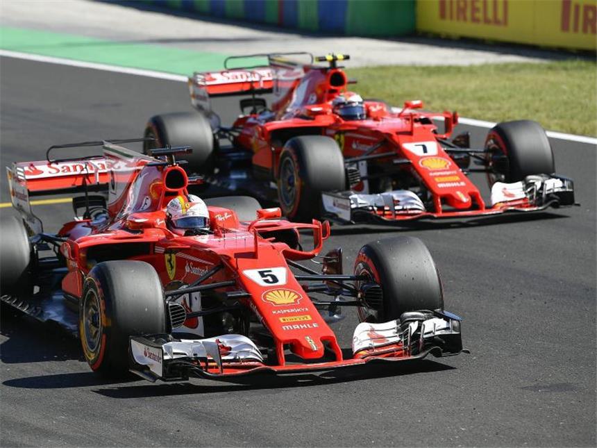 Darauf muss man beim Großen Preis von Ungarn achten Die Teamkollegen Sebastian Vettel (l) und Kimi Räikkönen vom Team Scuderia Ferrari starten an Eins und Zwei. Foto: Zsolt Czegledi