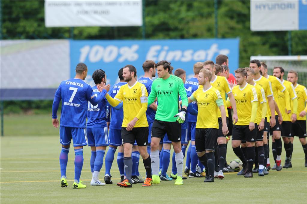 Endspiel 2020: Obercastrop verliert gegen DSC Wanne im Elfmeterschießen Die Teams bei der Begrüßung