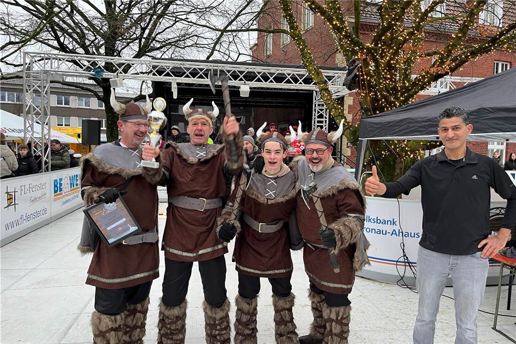 Die Teams hatten sich lustige Namen für ihre Mannschaften ausgedacht, unter anderem Pub Boys on Ice, Die Panzerknacker oder auch Die Vredener Mäuskes. Dies aber nicht umsonst, denn für das kreativste Team-Outfit gab es noch einen Sonderpreis zu gewinnen. Die Gleitmeister wurden für das stimmigste und kreativste Team-Outfit belohnt.