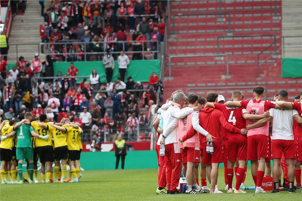 Die Mannschaften bilden einen Kreis.