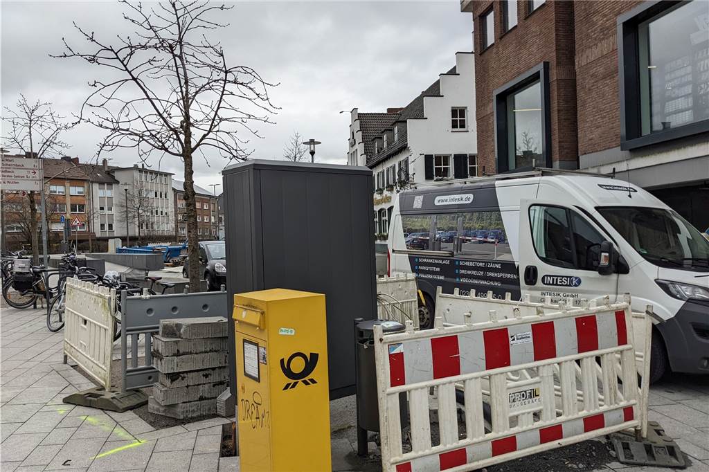 Ampeln für die vier Haupteingänge der Fußgängerzone in Dorsten Die Technik für die Hochsicherheitspoller steckt in schwarzen Schaltkästen.