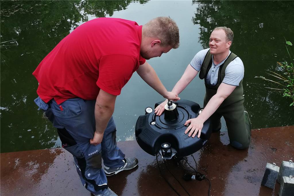 Mit Video: Der Dorfteich in Asbeck ist jetzt digital – das steckt dahinter Die Technik hinter der Fontäne wird in den Teich eingelassen.