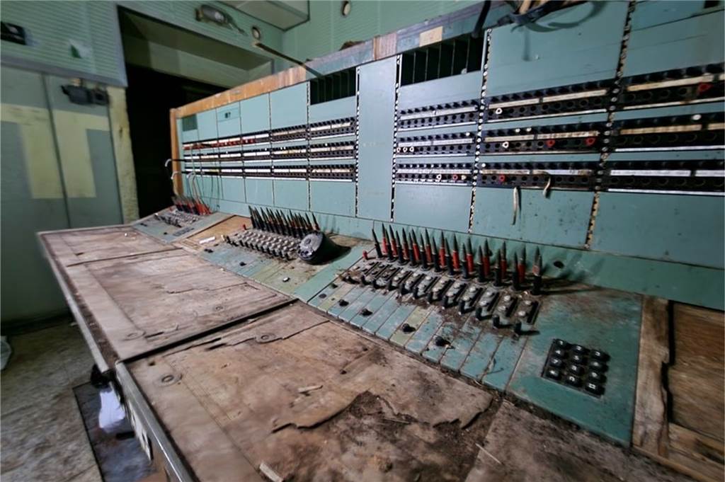 NRW: Atomschutzbunker bei Ebay Kleinanzeigen zu kaufen - „Sanierung ist erstaunlich günstig“ Eine Schalttafel in einem alten Atomschutzbunker in Xanten.
