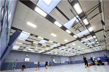 Die Technik in der Decke der Habinghorster Sporthalle an der B235 wird in den kommenden Monaten saniert und auf den neuen Stand der Technik gebracht: Es werden eine moderne Deckenstrahlheizung sowie eine LED-Beleuchtung eingebaut.