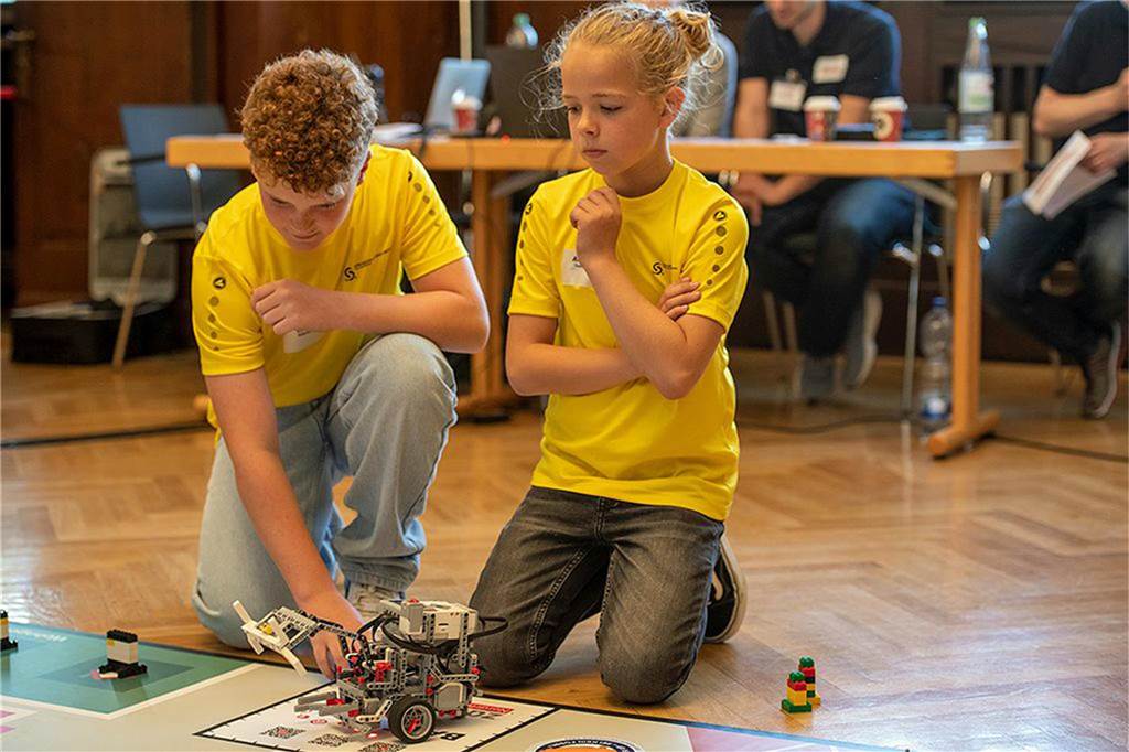 Von-Galen-Schüler im Finale: Auf Roboter-Fans wartet Herausforderung Die technikbegeisterten Schülerinnen und Schüler der von-Galen-Schule bleiben in der Erfolgsspur. Die an sie gestellten Aufgaben konnte das Team GalenBots 2 sauber lösen.