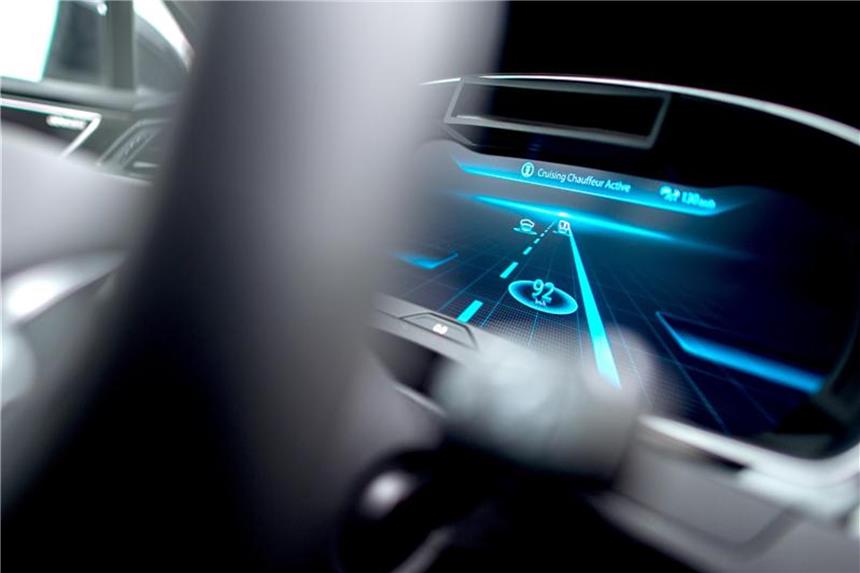 Schuldfrage bei künstlicher Intelligenz noch ungeklärt Die Technologie für autonomes Fahren entwickelt sich unaufhaltsam weiter. Doch können intelligente Maschinen für Folgen ihres Handelns verantwortlich gemacht werden? Foto: Hauke-Christian Dittrich