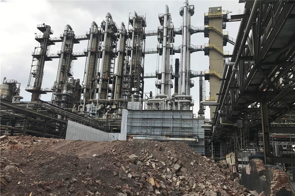100 Mitarbeiter des Chemiewerks Rütgers in Rauxel sollen sich neue Jobs suchen Die Teerdestillation findet in diesen hohen Türmen statt, die stilgebend für Rütgers sind: Diese Bauwerke des Chemiewerks in Rauxel kennt in der Stadt jeder. Hier wird Steinkohlenteer, eigentlich ein Reststoff, zu 100 Prozent zu Werkstoffen verarbeitet. Von Produktfraktionen spricht die Fachwelt: Peche, Naphtalin und technische Öle kommen am Ende eines mehrstufigen Erhitzungs-, Verdampfungs- und Abkühlungsprozesses in diesen hohen Kesseln heraus. Darum auch die Leitungen in mehreren Stufen. Schon im Jahr 2017 wurde bei Rütgers vieles abgerissen, wie dieses Bild bei der Werksbesichtigung zeigt. Das bleibt auch in den nächsten Monaten so. Ein Unternehmen im Wandel.